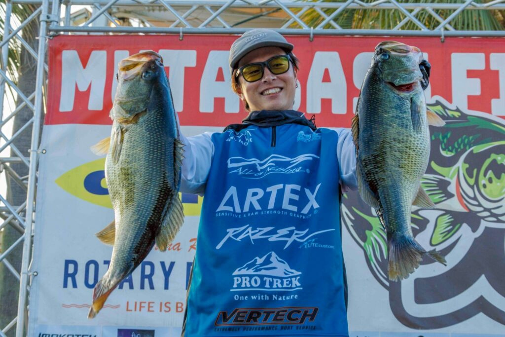 ブラックバスを両手に持つ米山選手