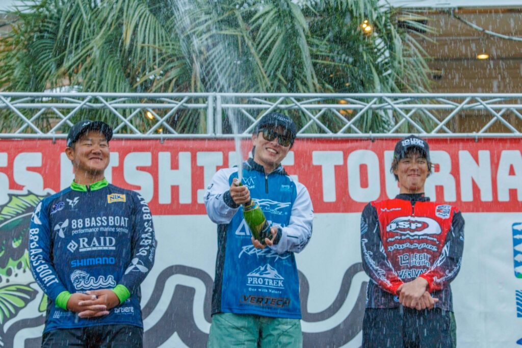 シャンパンファイトをする米山選手