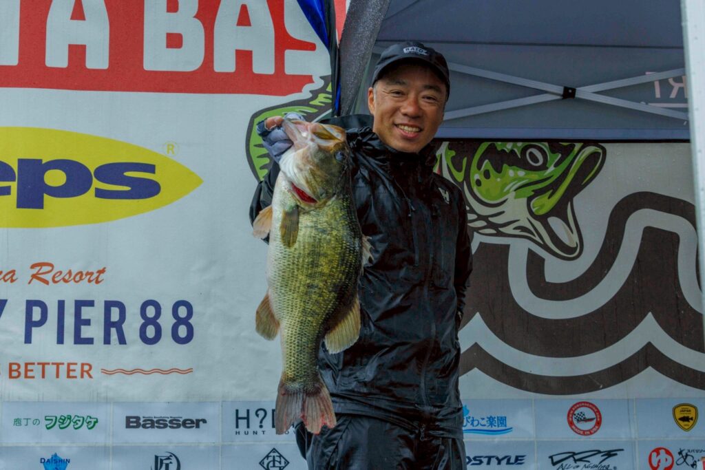 ブラックバスを持つ近松選手
