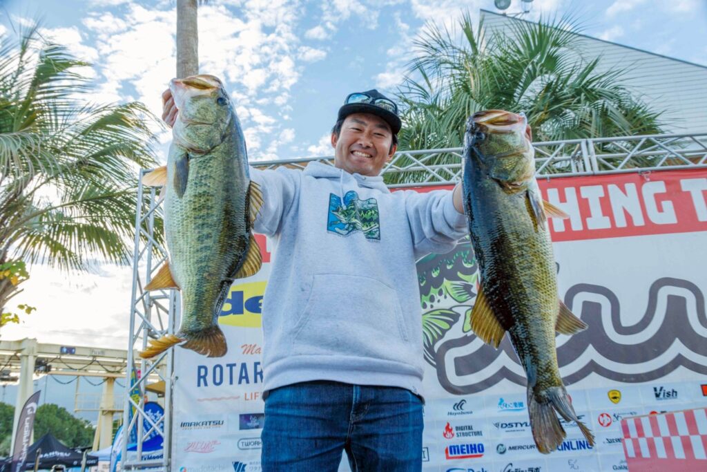 ブラックバスを両手に持つ花井選手