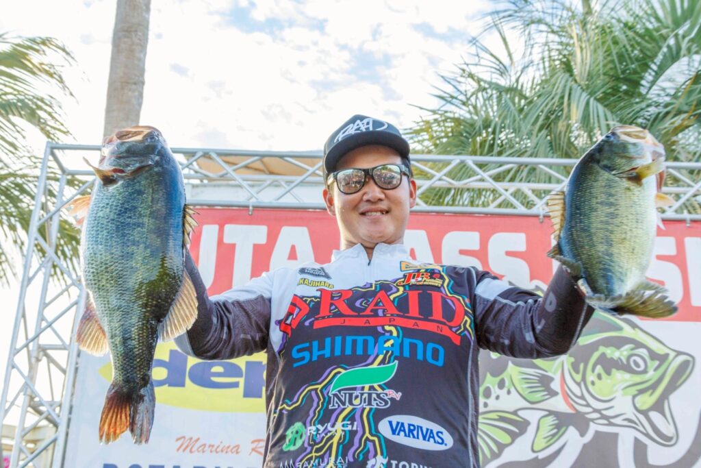 ブラックバスを両手に持つ梶原選手